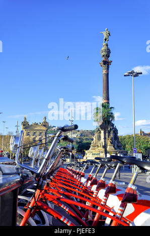 Un monumento di Chistopher Columbus witn bici nella piazza principale di Barcellona, Spagna Foto Stock