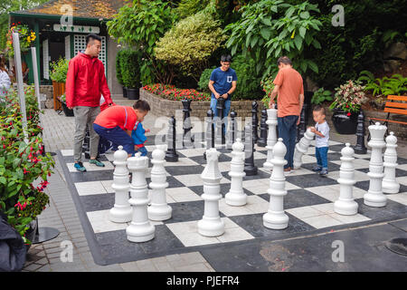 I turisti si gioca a scacchi, i Giardini Butchart , Brentwood Bay, British Columbia, Canada Foto Stock