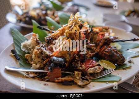 Il tradizionale design balinese mare piatto di cibo servito su foglie di banana Foto Stock