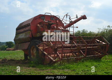 Vintage rosso fahr mietitrebbia Foto Stock