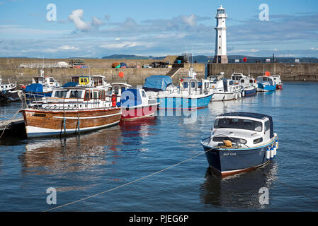 Newhaven Harbour e del faro in Leith, Edimburgo, Scozia, Regno Unito. Foto Stock