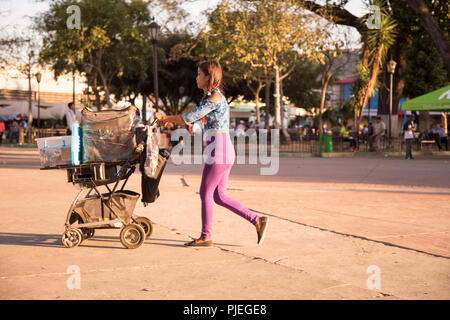 Ragazza spingendo un carrello in un parco a Santa Tecla, El Salvador Foto Stock