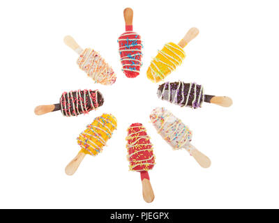 Più caramelle colorate spogliato ghiaccioli cake pops con spruzza sulla cima isolata su sfondo bianco. Divertimento piatti per le feste per bambini Foto Stock