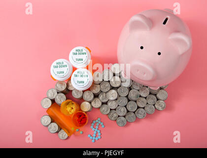 Piatto di laici rosa salvadanaio accanto a pile di moneta contante impilati intorno a Rx la prescrizione di farmaci, pillole versata sulla superficie di rosa nella forma del dollaro si Foto Stock