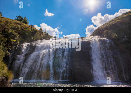 Un pescatore di mosca pesca alle cascate di Temburatedza nel Parco Nazionale Nyanga dello Zimbabwe. Foto Stock