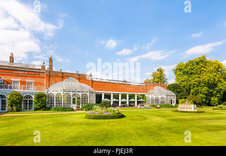 Avington Park, una villa palladiana country house in Avington vicino a Winchester, Hampshire, con le sue due imponenti ghisa e conservatori di vetro Foto Stock