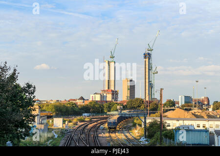 Modifica skyline di Woking, Surrey: binari ferroviari portano alla gru a torre e il nuovo alto luogo Victoria Square centro città ad uso misto Progetto sviluppo anime Foto Stock