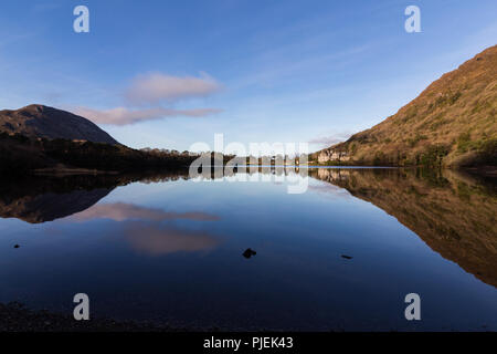 La riflessione sulla Pollacapall Lough compresi Kylemore Abbey, vicino al Parco Nazionale del Connemara, nella contea di Galway, Irlanda. Foto Stock