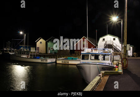 Il francese porto fluviale, edifici, attrezzature e barche, fotografato di notte. Foto Stock