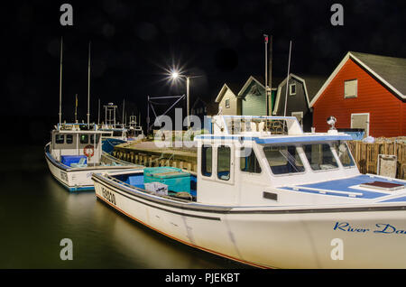 Il francese porto fluviale, edifici, attrezzature e barche, fotografato di notte. Foto Stock