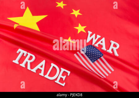 Metafora USA-Cina guerra commerciale / China-America tariffe - come parte di Donald Trump's MAGA / rendere l'America grande strategia nuovamente, guerra commerciale con la Cina Foto Stock