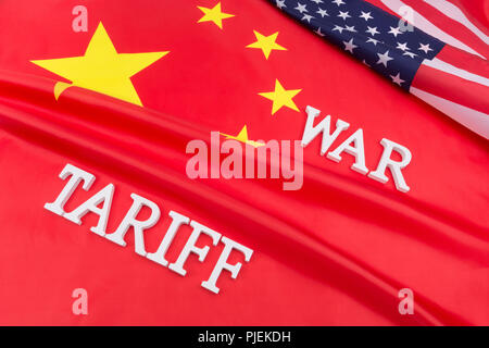 Metafora USA-Cina guerra commerciale / China-America tariffe - come parte di Donald Trump's MAGA / rendere l'America grande strategia nuovamente, guerra commerciale con la Cina. Foto Stock