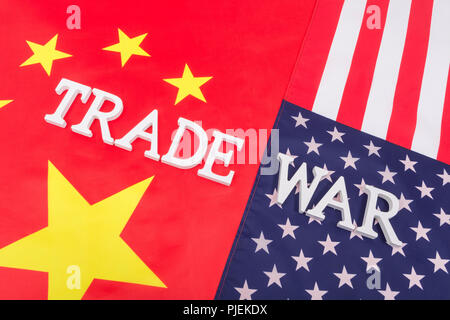 Metafora USA-Cina guerra commerciale / China-America tariffe - come parte di Donald Trump's MAGA / rendere l'America grande strategia nuovamente, guerra commerciale con la Cina. Foto Stock