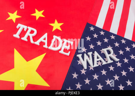 Metafora USA-Cina guerra commerciale / China-America tariffe - come parte di Donald Trump's MAGA / rendere l'America grande strategia nuovamente, guerra commerciale con la Cina. Foto Stock