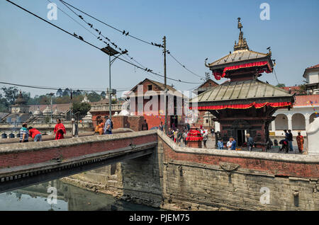 Kathmandu, Nepal - Aprile 15, 2016: Pashupatinath serve come sede della divinità nazionale, Signore Pashupatinath e anche il luogo della cerimonia di cremazione Foto Stock