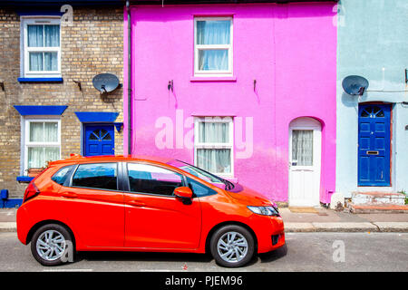 DOVER, Regno Unito - 31 agosto 2017: Case colorate e auto sportive in fondo bianca scogliera, Dover Foto Stock