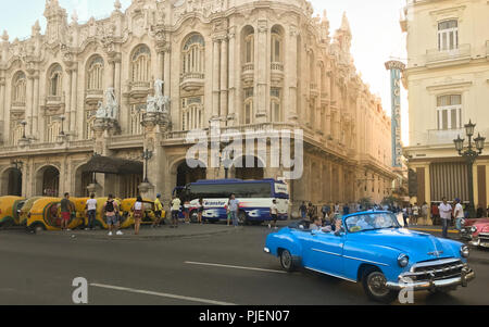 Vista di Havana strade vicino al Capitolium (Capitolio), l Avana, auto retrò con tourist passando da Foto Stock