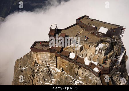 Vista panoramica su Chamonix terrazzo affacciato sul massiccio del Monte Bianco in mountain stazione superiore dell'Aiguille du Midi (3842 m) nelle Alpi francesi Foto Stock