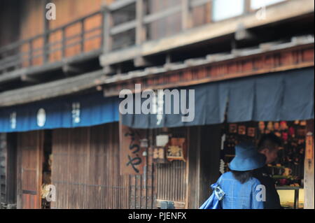 In un locale in shopfront Tsumago, un vecchio townscape conserve di area in Giappone Foto Stock