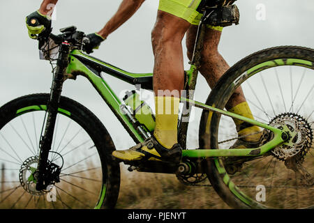 Piedi sporchi atleta ciclista corse in mountain bike con una bottiglia d'acqua Foto Stock