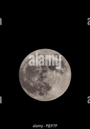 Supermoon su 1 gennaio 2018 prese dal sud dell'Inghilterra, Regno Unito. Luna piena in una notte d'inverno. Super luna ritratto con copia spazio. Foto Stock