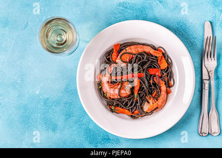 Spaghetti al nero con gamberi e verdure, vista dall'alto. Foto Stock