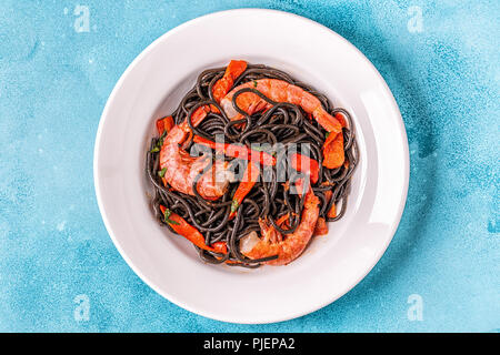 Spaghetti al nero con gamberi e verdure, vista dall'alto. Foto Stock