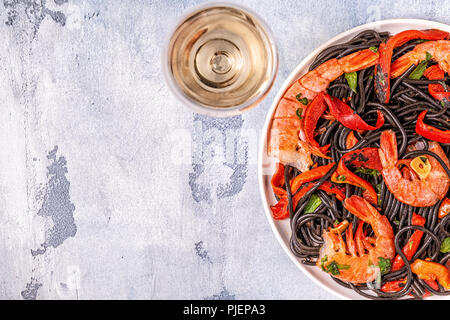 Spaghetti al nero con gamberi e verdure, vista dall'alto. Foto Stock