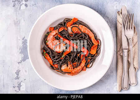 Spaghetti al nero con gamberi e verdure, vista dall'alto. Foto Stock