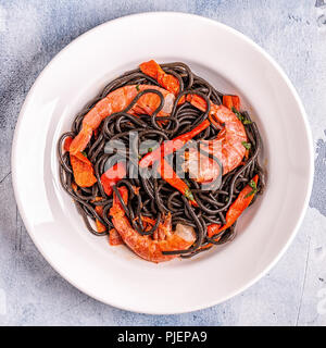 Spaghetti al nero con gamberi e verdure, vista dall'alto. Foto Stock