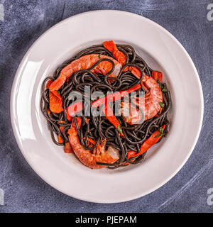 Spaghetti al nero con gamberi e verdure, vista dall'alto. Foto Stock