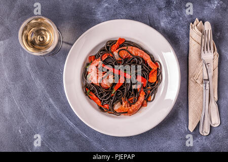 Spaghetti al nero con gamberi e verdure, vista dall'alto. Foto Stock