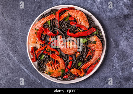 Spaghetti al nero con gamberi e verdure, vista dall'alto. Foto Stock