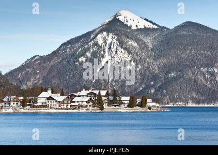 Un'immagine dell'Walchensee in Baviera Germania ricoperta di neve Foto Stock