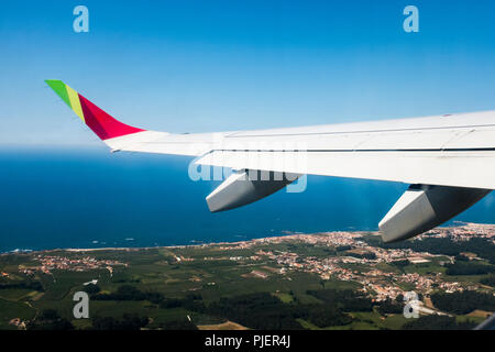 Sorvolando il Nord del Portogallo con TAP Air Portugal. Foto Stock