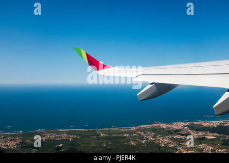Sorvolando il Nord del Portogallo con TAP Air Portugal. Foto Stock