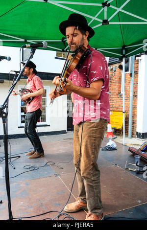 La Orange Circus Band, celtico/bluegrass musica folk di eseguire sul piccolo palcoscenico a sandwich e Folk Festival Ale. Fiddle player in primo piano. Foto Stock