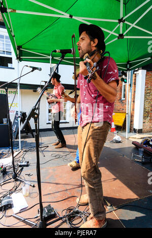 La Orange Circus Band, celtico/bluegrass musica folk di eseguire sul piccolo palcoscenico a sandwich e Folk Festival Ale. Fiddle player in primo piano. Foto Stock