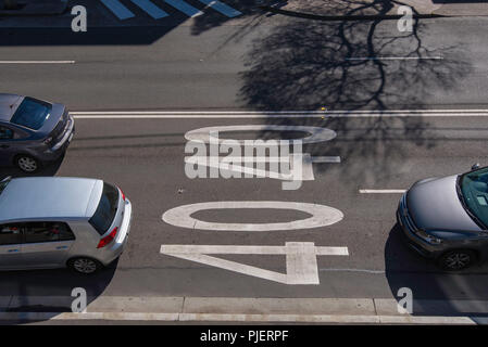 Automobili fotografate da sopra la guida attraverso un 40 chilometro all'ora zona di velocità su una strada australiano Foto Stock