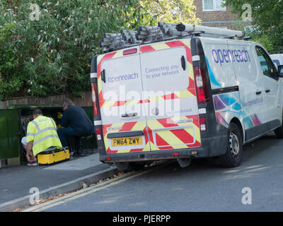 Openreach ingegneri lavorano in street cabinet con van, Openreach è una divisione della società di telecomunicazioni BT British Telecom Foto Stock