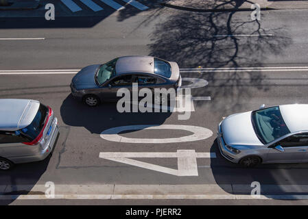Automobili fotografate da sopra la guida attraverso un 40 chilometro all'ora zona di velocità su una strada australiano Foto Stock