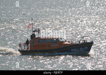 Il nuovissimo RNLI Shannon-class scialuppa di salvataggio 13-27, chiamato "Joanna e Henry Williams", visto voce fino al Fiume Tamigi Foto Stock
