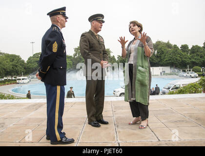 New Delhi, India, India. 6 Sep, 2018. Marine Corps gen. Joe Dunford, presidente del Comune di capi di Stato Maggiore, e l'esercito Sgt. Il Mag. John W. Troxell, arruolati senior advisor per il presidente del Comune di capi di Stato Maggiore, parlare di Vice Capo della Missione MaryKay perdita Carlson presso l'U.S. Ambasciata a Nuova Delhi, India sett. 6, 2018. (DOD foto di U.S. Navy Petty Officer 1. Classe Dominique A. Pineiro) US Joint Staff via globallookpress.com Credito: Us Joint personale/Russo/Look ZUMA filo/Alamy Live News Foto Stock