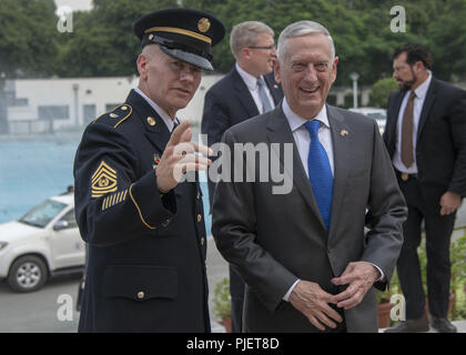 New Delhi, India, India. 6 Sep, 2018. Army Sgt. Il Mag. John W. Troxell, arruolati senior advisor per il presidente del Comune di capi di Stato Maggiore, parla al Segretario alla difesa James N. Mattis presso l'U.S. Ambasciata a Nuova Delhi, India sett. 6, 2018. (DOD foto di U.S. Navy Petty Officer 1. Classe Dominique A. Pineiro) US Joint Staff via globallookpress.com Credito: Us Joint personale/Russo/Look ZUMA filo/Alamy Live News Foto Stock