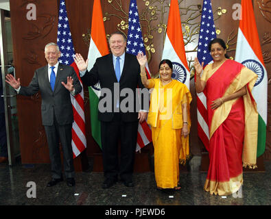 New Delhi, India. 6 Sep, 2018. Stati Uniti Il Segretario della Difesa James Mattis, U.S. Il segretario di Stato Mike Pompeo, ministro degli Esteri indiano Sushma Swaraj indiano e il ministro della Difesa di Nirmala Sitharaman (L a R) rappresentano per i supporti di Nuova Delhi, India, Sett. 6, 2018. India di affari esteri Ministro Sushma Swaraj e il ministro della Difesa di Nirmala Sitharaman tenere il dialogo qui il giovedì con le rispettive controparti degli Stati Uniti il Segretario di Stato Mike Pompeo e il Segretario della Difesa James Mattis. Credito: Stringer/Xinhua/Alamy Live News Foto Stock