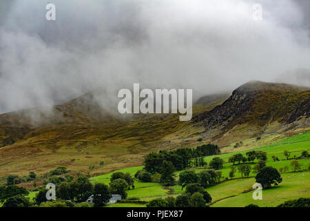 Bala Noth Galles 6 Settembre 2018: giornata grigia e la pioggia con un luminoso incantesimi tardo pomeriggio Bala Steam Railway, cane indossa la sua camicia, canoa turistica sul lago Bala. Clifford Norton Alamy Live News. Foto Stock