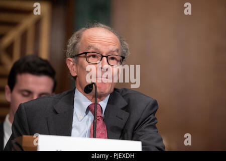 Washington, Stati Uniti d'America. 06 Sep, 2018. Ex del Dipartimento di Stato Usa Assistente Segretario Daniel Fried testimonia durante un senato degli Stati Uniti Banking, alloggiamento e gli affari urbani audizione del Comitato sulle sanzioni economiche imposte sulla Russia da parte degli Stati Uniti sul colle del Campidoglio di Washington il 6 settembre 2018. Credito: Alex Edelman/CNP | Utilizzo di credito in tutto il mondo: dpa/Alamy Live News Foto Stock