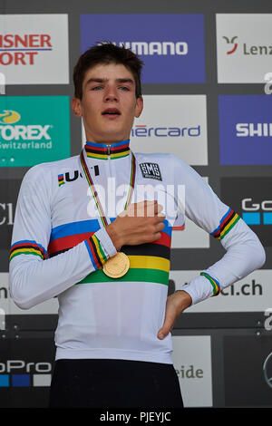 Lenzerheide, Svizzera. Il 6 settembre 2018. Campione del Mondo di Alexandre Balmer ascolta l inno nazionale della Svizzera a UCI 2018 Mountain Bike Campionati del mondo uomini juniores olimpica cross country XCO in Lenzerheide. Credito: Rolf Simeone/Alamy Live News Foto Stock