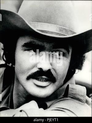 1977 - Burt Reynolds sul set per 'Smokey e la Bandit." (credito Immagine: © Keystone Pictures USA/ZUMAPRESS.com) Foto Stock