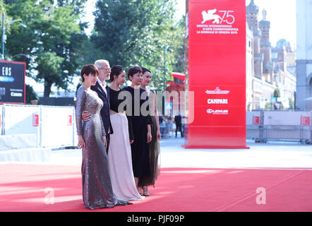 (180906) -- VENEZIA, Sett. 6, 2018 (Xinhua) -- Direttore Yuan Qing (1L), produttore Ji Wei (2R) e altri membri del cast assistere alla premiere di 'tre avventure di Brooke' durante il settantacinquesimo Venice International Film Festival di Venezia, Italia, Settembre 6, 2018. (Xinhua/Cheng Tingting) Foto Stock